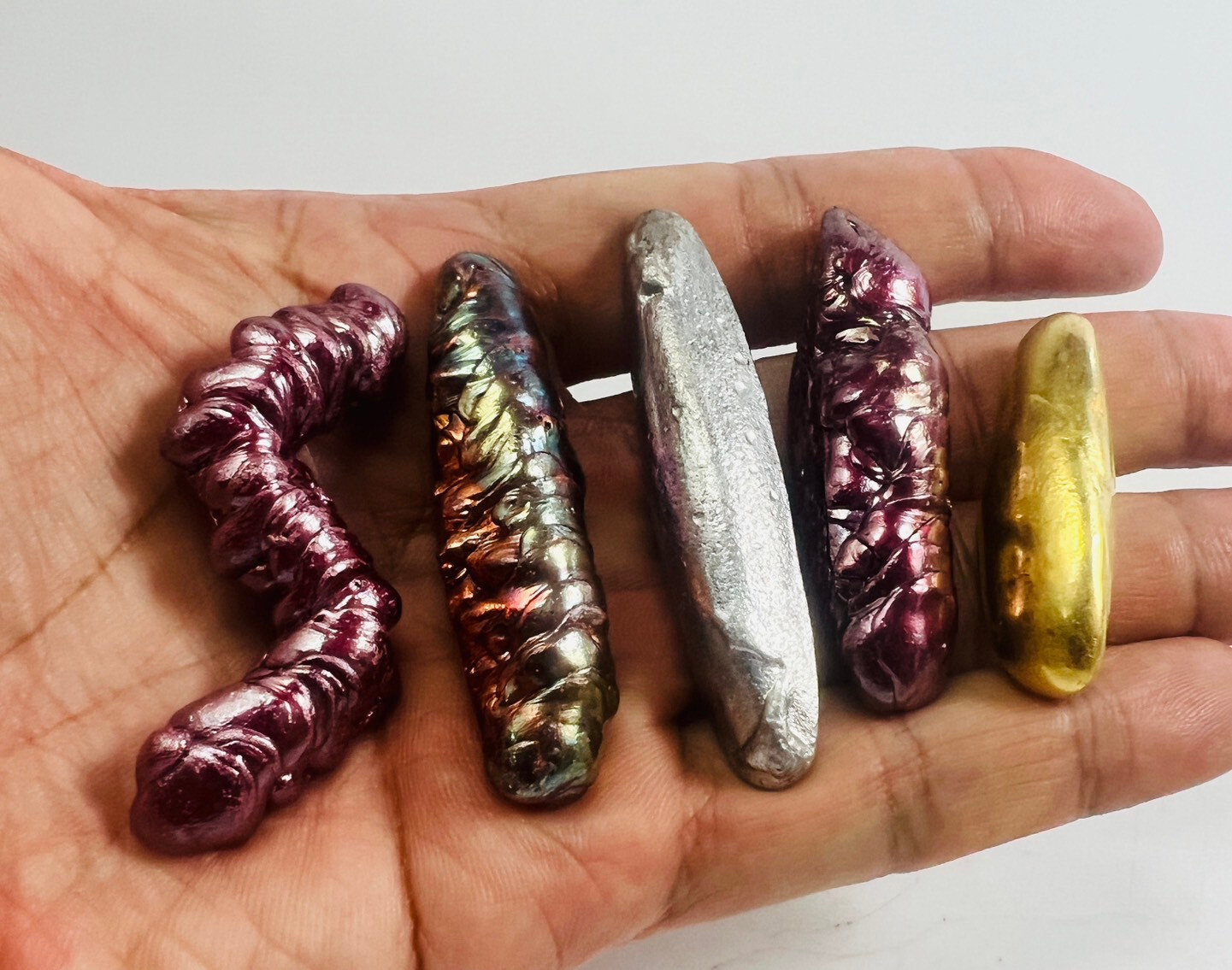 un Leklai Sun Red (Suriyant Racha King), un Leklai Rainbow Jet See, un Leklai Silver Ngern Yuang, un Naga Sun Leklai, et un Leklai Gold Thong Pla Lai