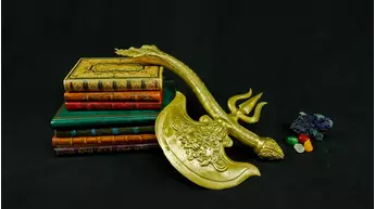 Hache sacrée parashu en laiton présentée sur des livres