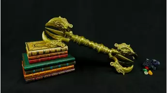 Grand dorjé sacré en laiton présenté sur des livres