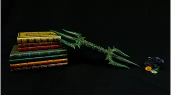 Trishula Vajra vert présenté sur des livres