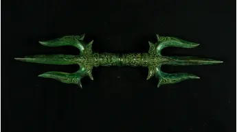 Vue opposée du trishula vert en laiton