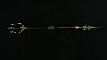 Vue entière du trident rituel