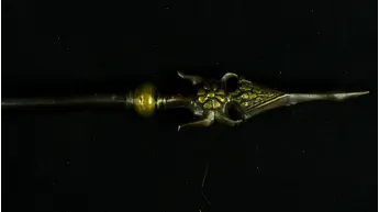 Vue opposée du trishula en laiton