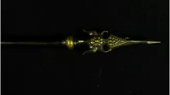 Trishula trident en laiton sur fond noir