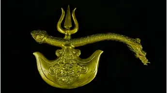 Détail de la lame et du trishula de la hache