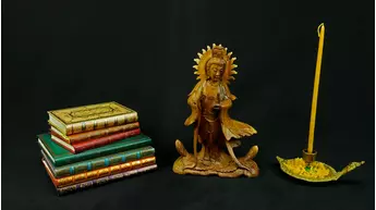 Guanyin bénie sculptée en bois de Suar