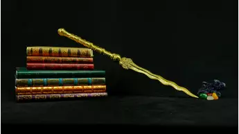 Épée flamboyante en laiton présentée sur des livres