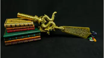 Grande dague rituelle Dragon n°2 présentée sur des livres