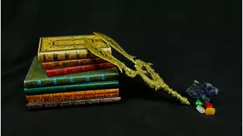 Lance Majapahit du Dragon présentée sur des livres