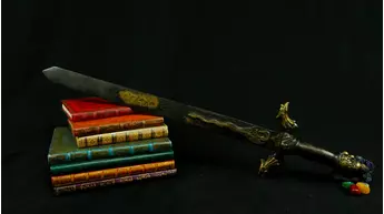Grande épée sacrée khadga présentée sur des livres