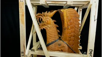 Grand dragon béni sculpté en bois de suar, détail complémentaire n°3