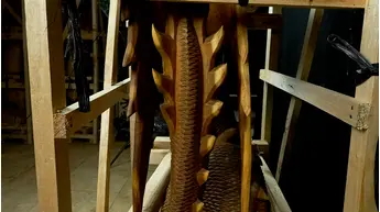 Grand dragon béni sculpté en bois de suar, détail complémentaire n°7