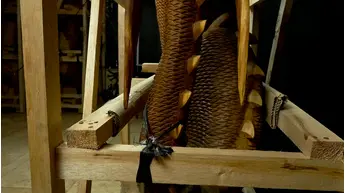 Grand dragon béni sculpté en bois de suar, détail complémentaire n°8