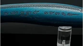 Motifs gravés sur la face opposée de la lame