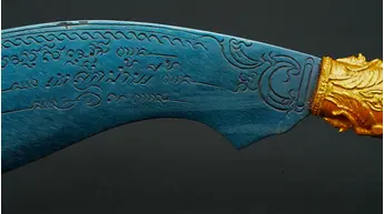 Détail gravé près de la poignée de la dague