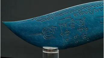 Détail de la pointe courbe de la dague rituelle