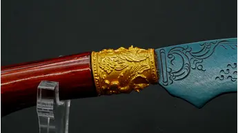 Poignée en bois et bague dorée de la dague