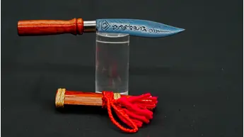 Mini dague présentée avec son cordon rouge
