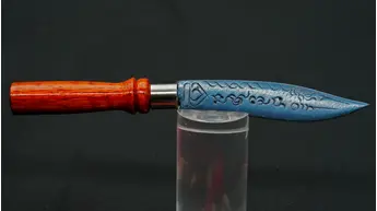 Détail de la lame gravée de la mini dague