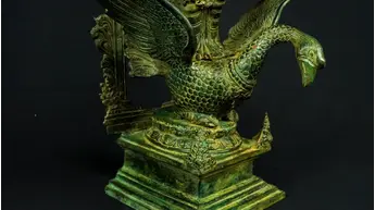 Détail du cygne et du socle de Saraswati