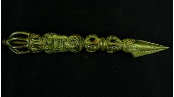Détail de la pointe et des ornements du phurba