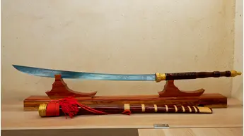 Épée sur mesure en Lek Nam Phee vue de profil