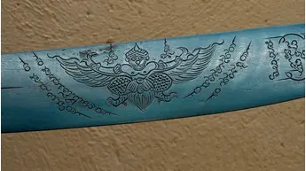 Détail rapproché des inscriptions de la lame