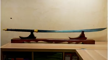 Grande épée en Lek Nam Phee sur son support