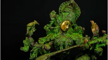 Statue sacrée bénie – Saraswati à la vînâ – 31 cm, détail sculpté n°9