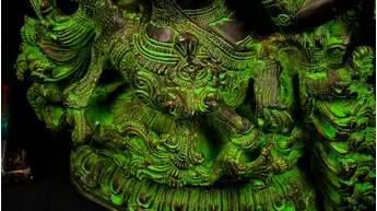 Statue sacrée bénie – Saraswati à la vînâ – 31 cm, détail sculpté n°6