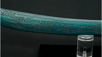 Motifs gravés sur la face opposée de la lame