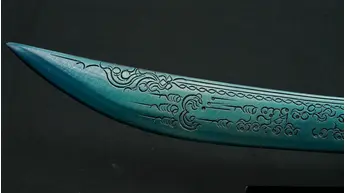 Détail rapproché de la pointe gravée