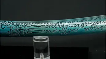 Gravures au centre de la lame en Lek Nam Phee