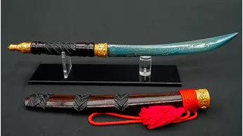 Épée moyenne en Lek Nam Phee avec son fourreau