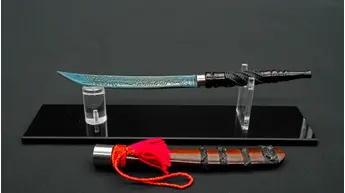 Petite épée présentée avec son fourreau