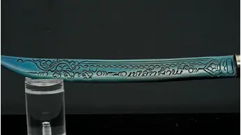 Détail des motifs gravés sur la lame