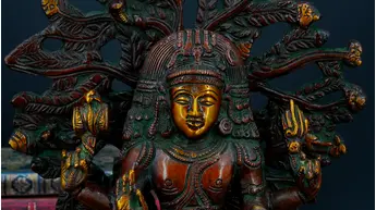 Détail du visage de Dhakshinamurti sous son arche