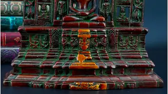 Détail du socle sculpté de Mahavira