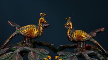 Détail des oiseaux sculptés dans l’arbre de Krishna