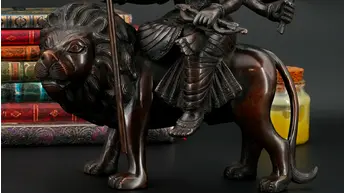 Statue sacrée bénie – Durga au lion – 33 cm, détail sculpté n°8