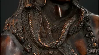 Détail des colliers sculptés de Shiva