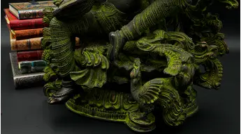 Détail du socle sculpté de Saraswati