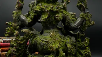 Statue sacrée bénie – Saraswati à la vînâ – 41 cm, détail sculpté n°4