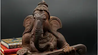 Ganesh béni jouant de la vînâ, sculpté en bois de neem, vue complémentaire n°2