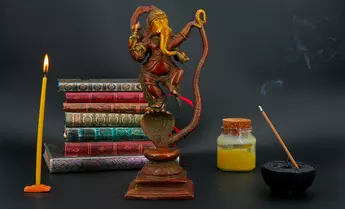 Ganesh béni dansant sur Kalinga en laiton