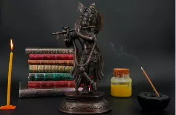 Krishna béni jouant de la flûte en laiton