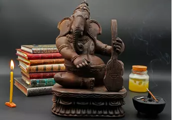 Ganesh béni jouant du violoncelle, sculpté en bois de neem