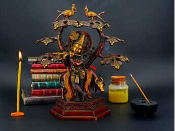 Krishna béni jouant de la flûte sous un arbre en laiton