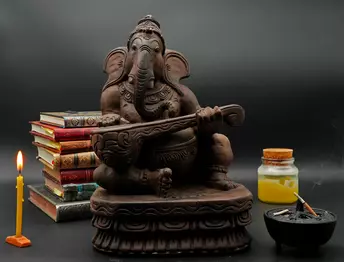 Ganesh béni jouant de la vînâ, sculpté en bois de neem