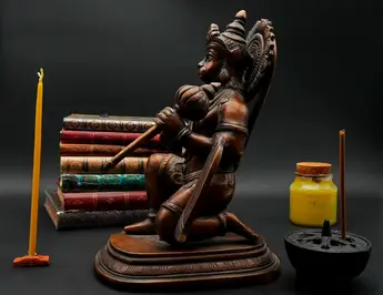 Petite statue bénie de Hanuman, vue de profil
